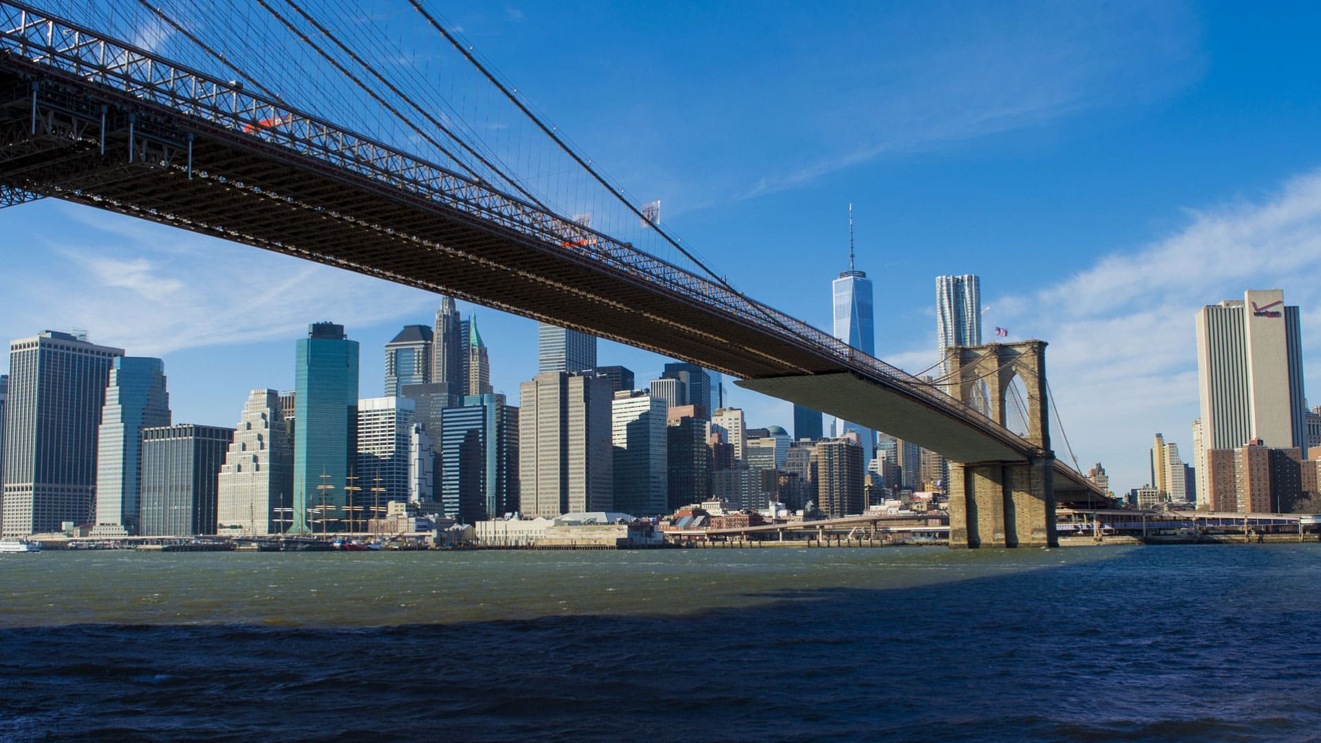 Antonio's Digital Journey - Digital Bridge: An image of a bridge connecting two parts of the city, symbolizing virtual expansion and real contacts in the field of web development.